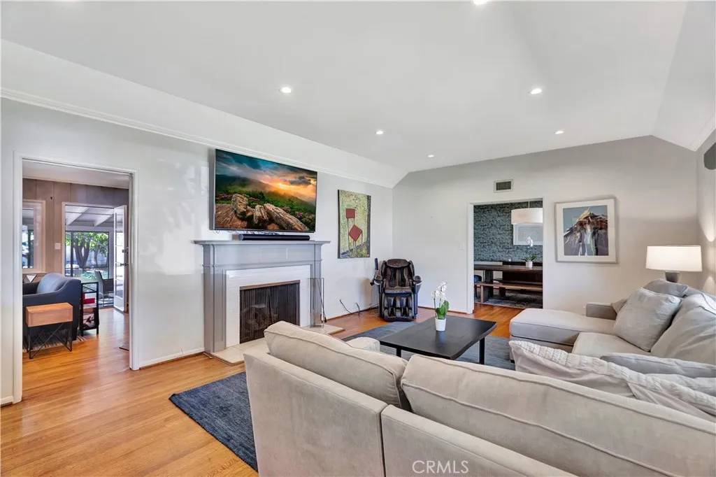 Van Nuys, CA 91406,6818 Chisholm Avenue