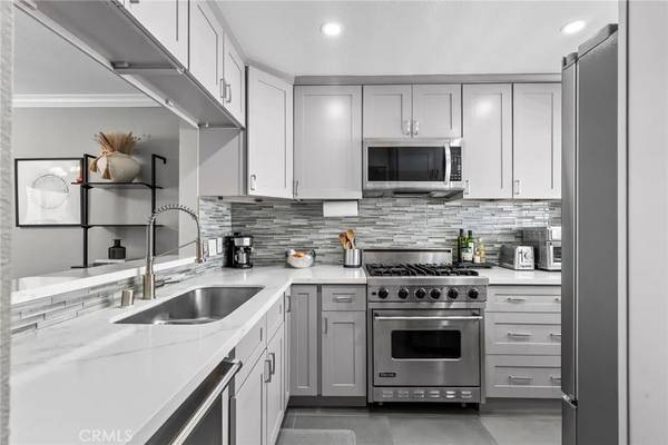 Encino, CA 91316,5230 Zelzah Avenue #3