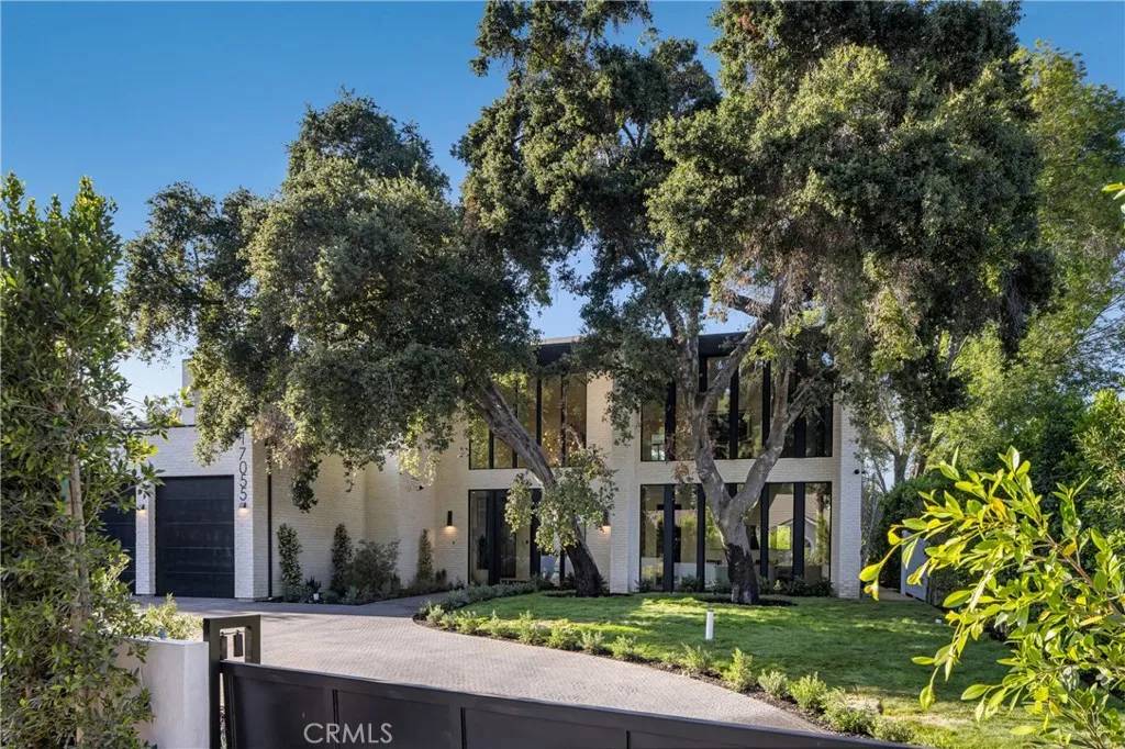 Encino, CA 91316,17055 Rancho Street
