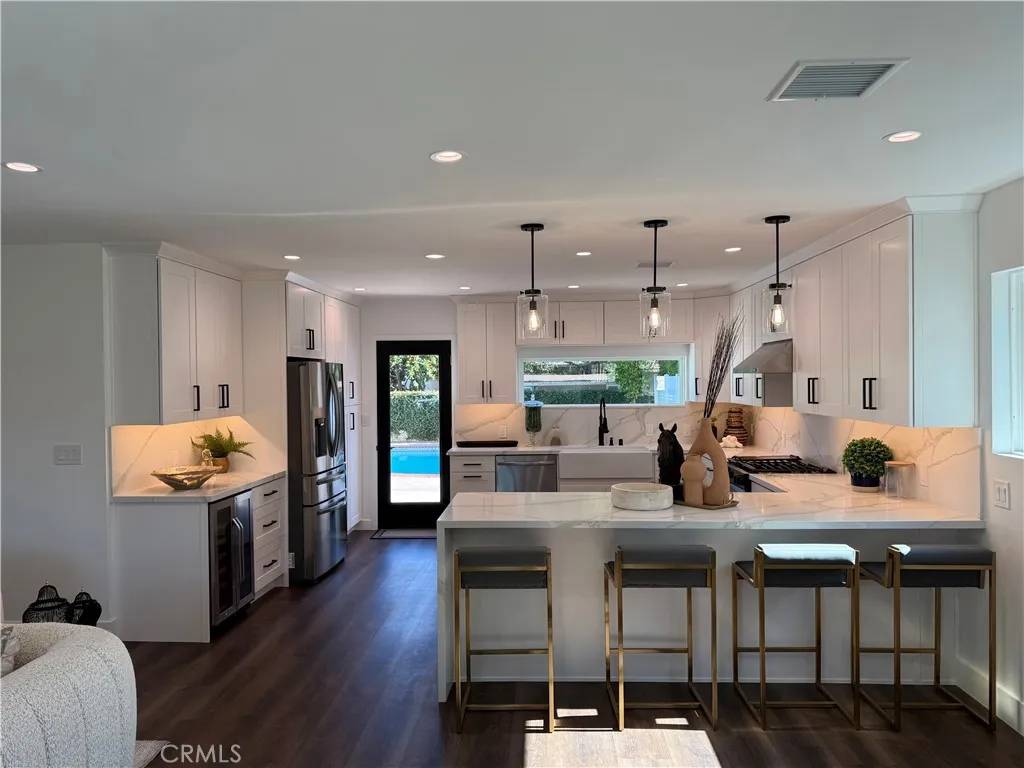 Lake Balboa, CA 91406,17532 Hamlin Street