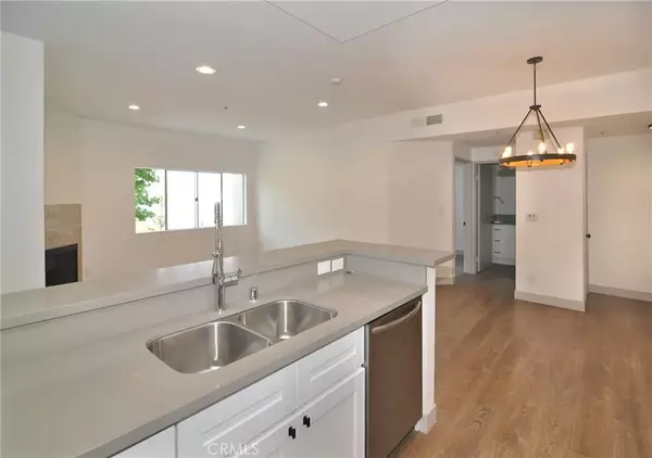 Van Nuys, CA 91411,14914 Hamlin Street #105