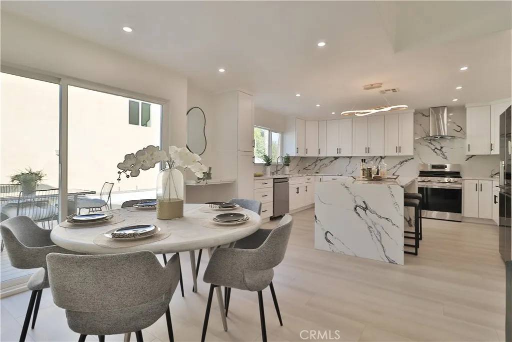 22131 Victory Boulevard, Woodland Hills, CA 91303