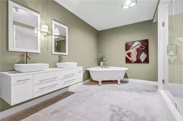Encino, CA 91316,5333 Zelzah Avenue #203