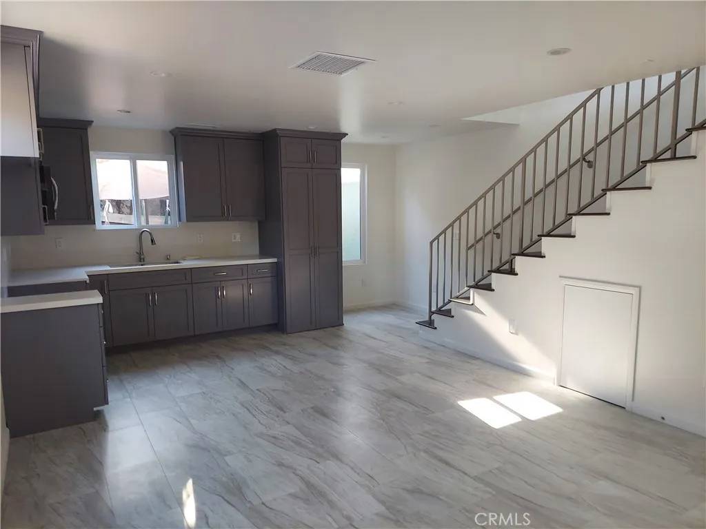 Van Nuys, CA 91411,15434 Wyandotte Street