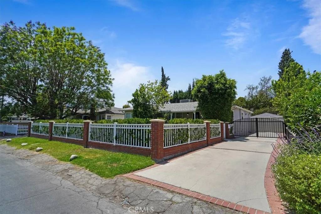 5525 Costello Avenue, Sherman Oaks, CA 91401