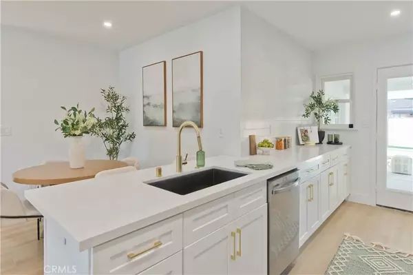 Lake Balboa, CA 91406,17007 Bassett Street