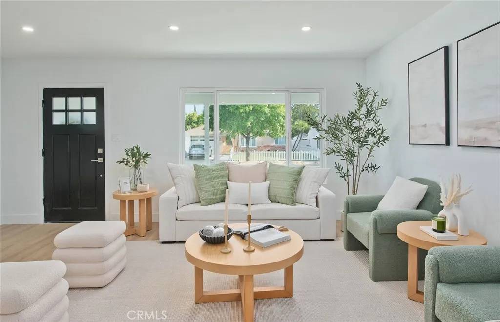 Lake Balboa, CA 91406,17007 Bassett Street
