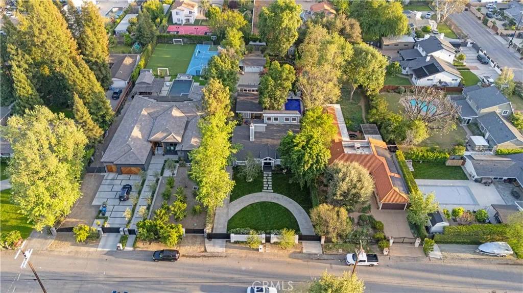 Woodland Hills, CA 91367,23134 Collins Street
