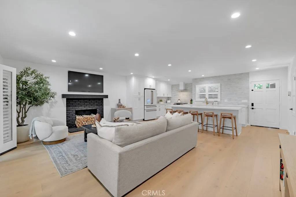 Woodland Hills, CA 91364,21412 Providencia Street