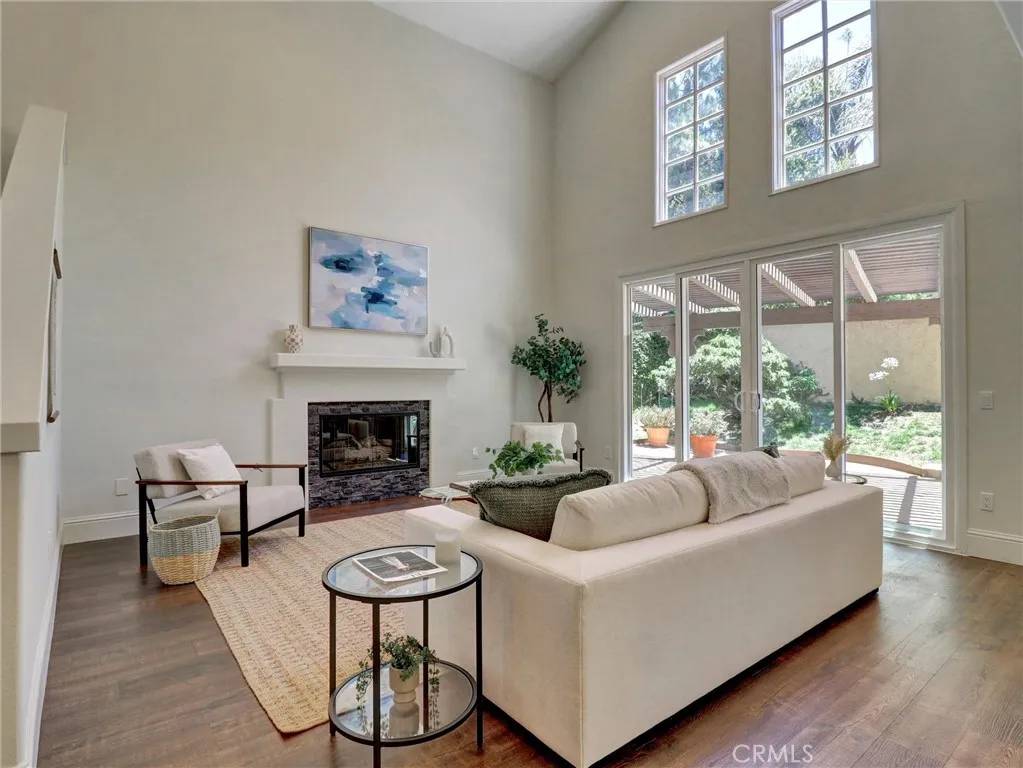 Calabasas, CA 91302,23034 Park Este