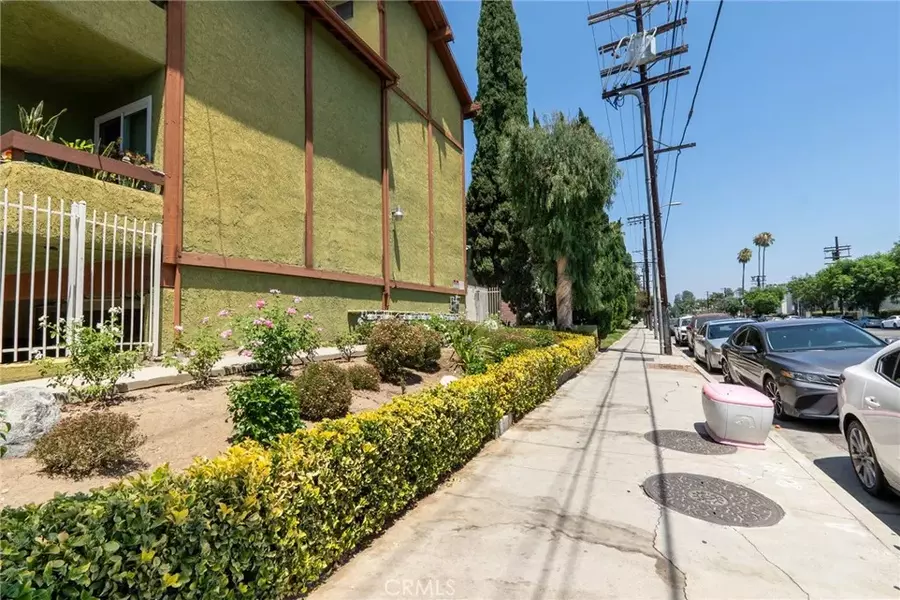 6155 Reseda #4, Tarzana, CA 91335