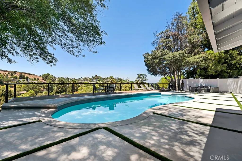 17072 Oak View Drive, Encino, CA 91436