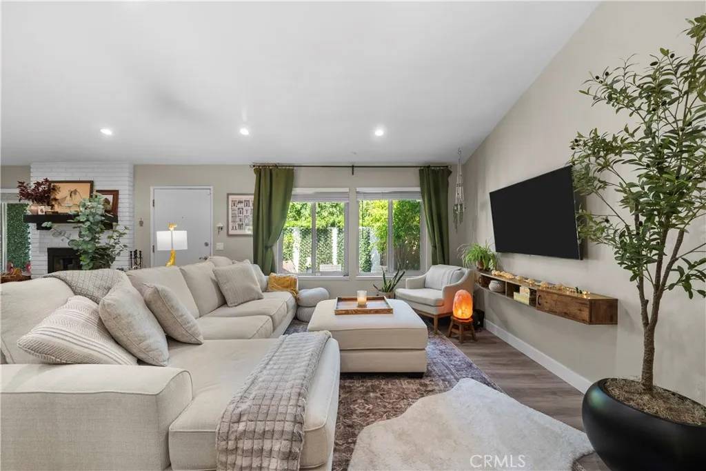 10214 Larwin Avenue #3, Chatsworth, CA 91311