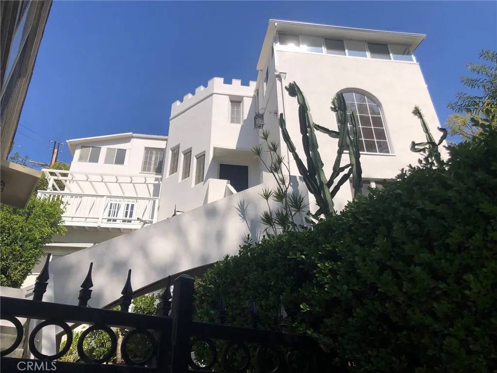 Los Angeles, CA 90068,5924 Graciosa Drive