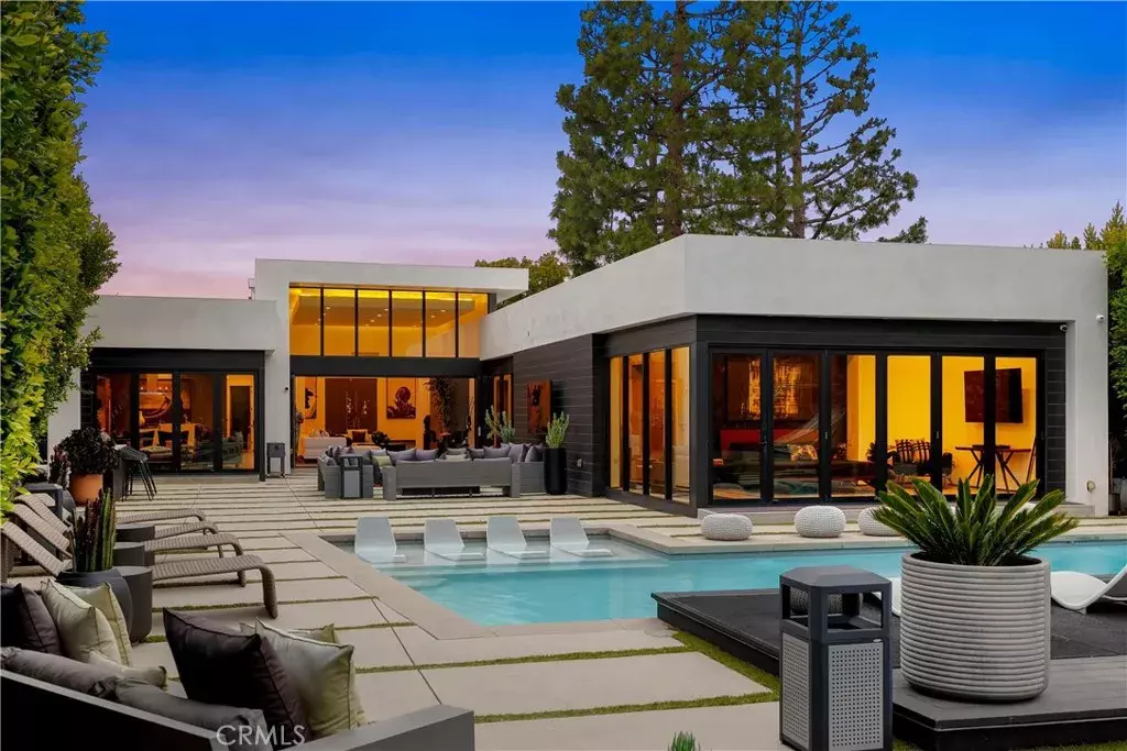 Los Angeles, CA 90068,7139 Macapa Drive