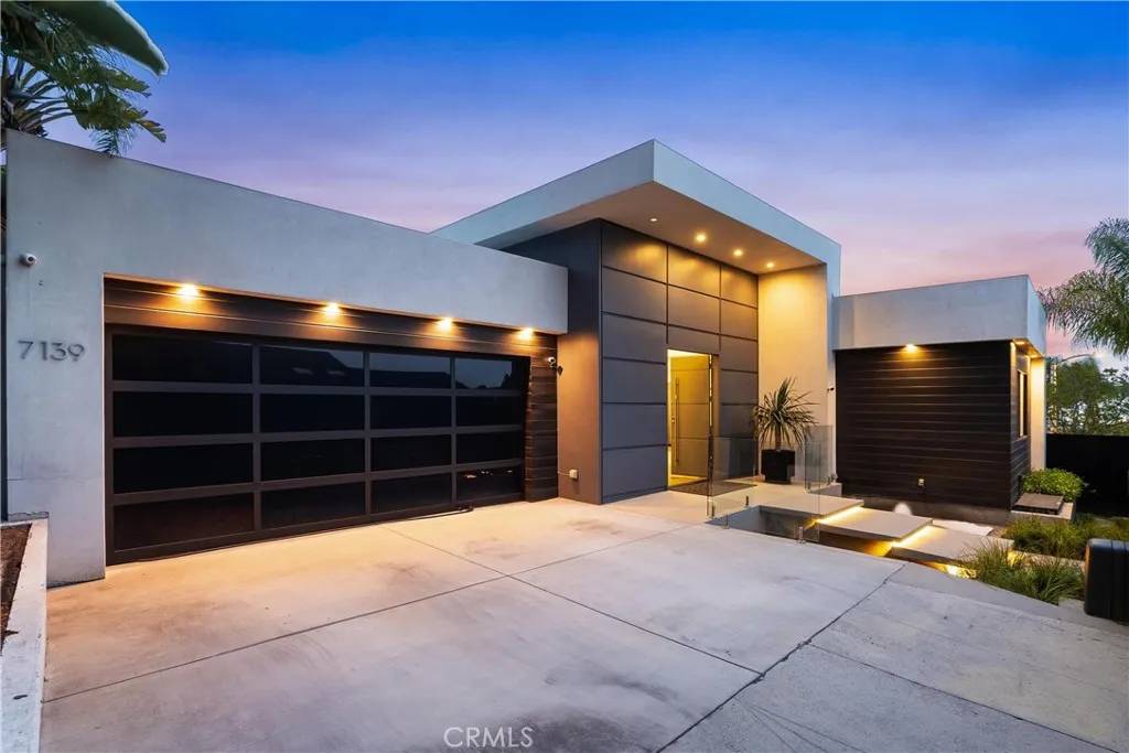 Los Angeles, CA 90068,7139 Macapa Drive