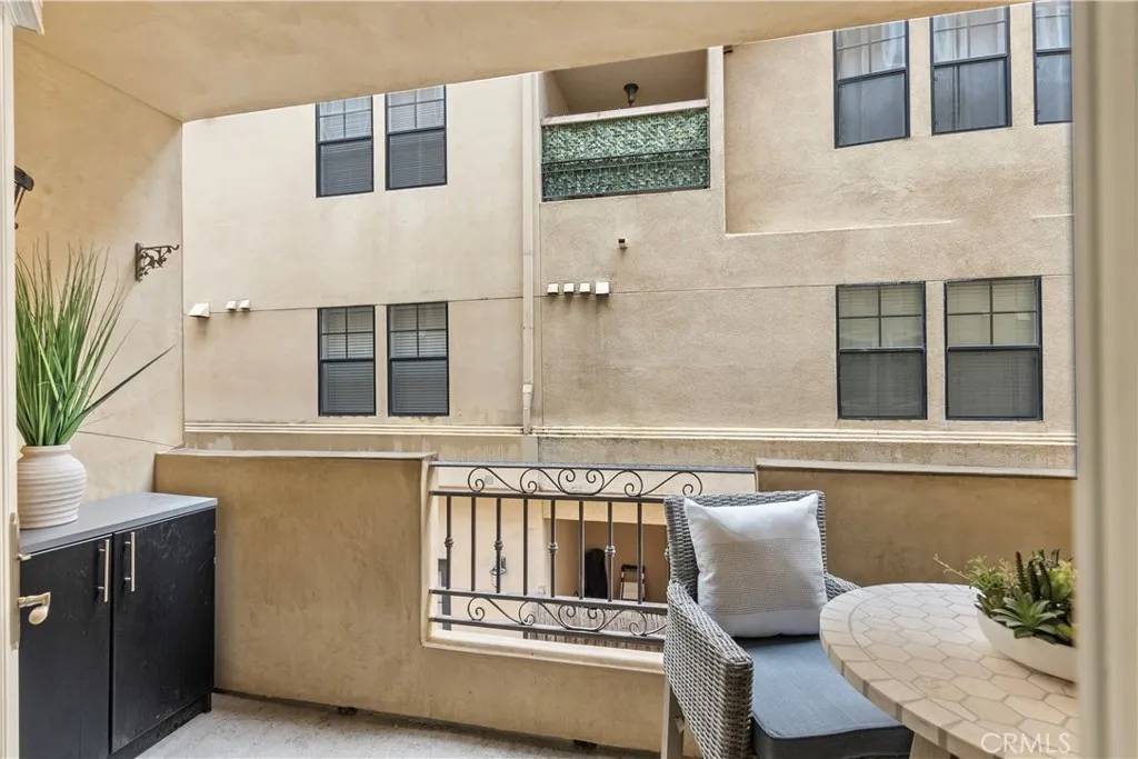 Studio City, CA 91604,12044 Hoffman Street #204