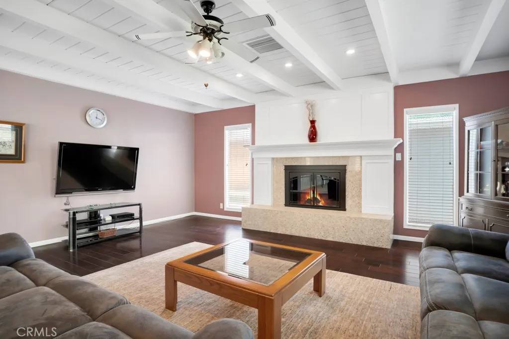 Chatsworth, CA 91311,10557 Owensmouth Avenue