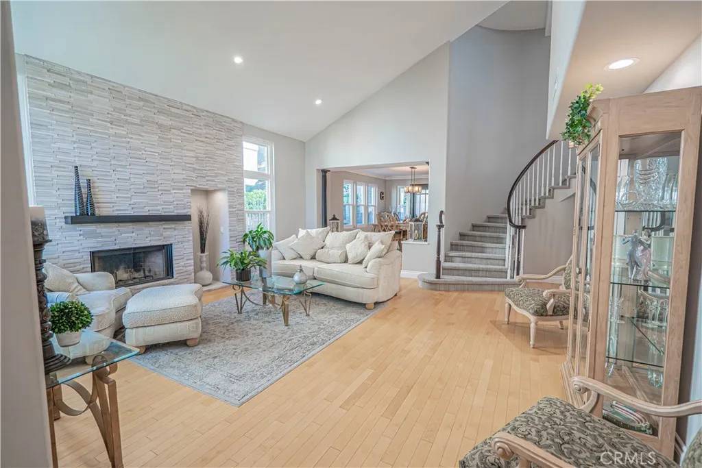 Newhall, CA 91321,23678 White Oak Court