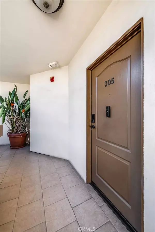 Valley Village, CA 91607,4832 Whitsett Avenue #305