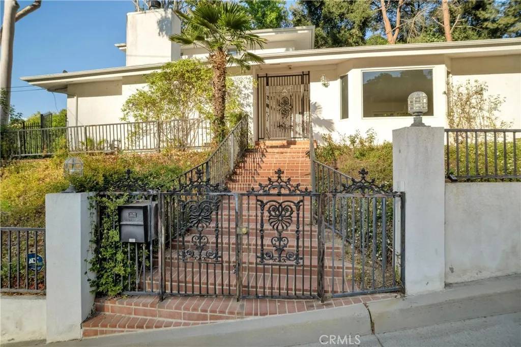 Sherman Oaks, CA 91423,3240 Longridge Avenue