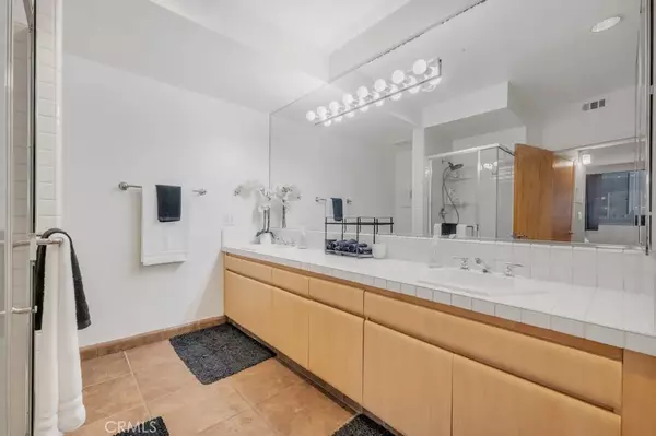 Los Angeles, CA 90049,171 N Church Lane #514