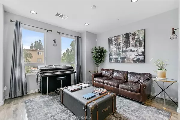 Van Nuys, CA 91405,14713 Sherman Way #1/2