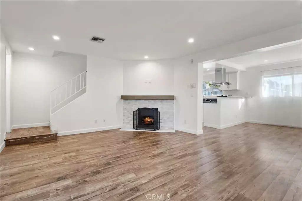 Tarzana, CA 91356,18550 Hatteras Street #111