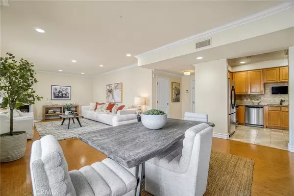 Los Angeles, CA 90049,11923 Darlington Avenue #302