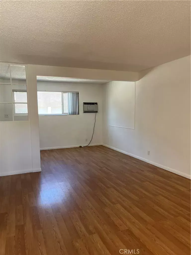 Sherman Oaks, CA 91423,4936 Hazeltine Avenue #3
