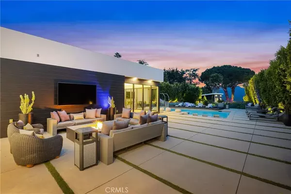 Los Angeles, CA 90068,7139 Macapa Drive