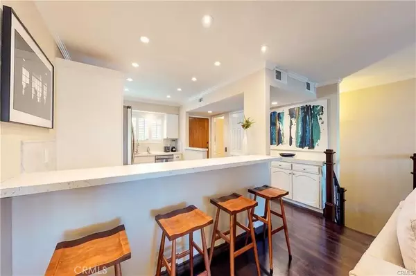 Sherman Oaks, CA 91403,4415 Saugus Avenue #208