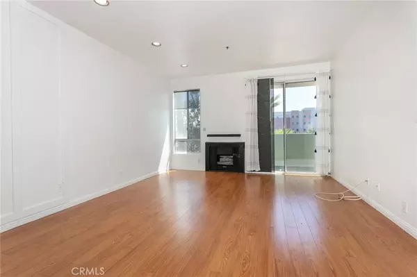 Reseda, CA 91335,19350 Sherman Way #220