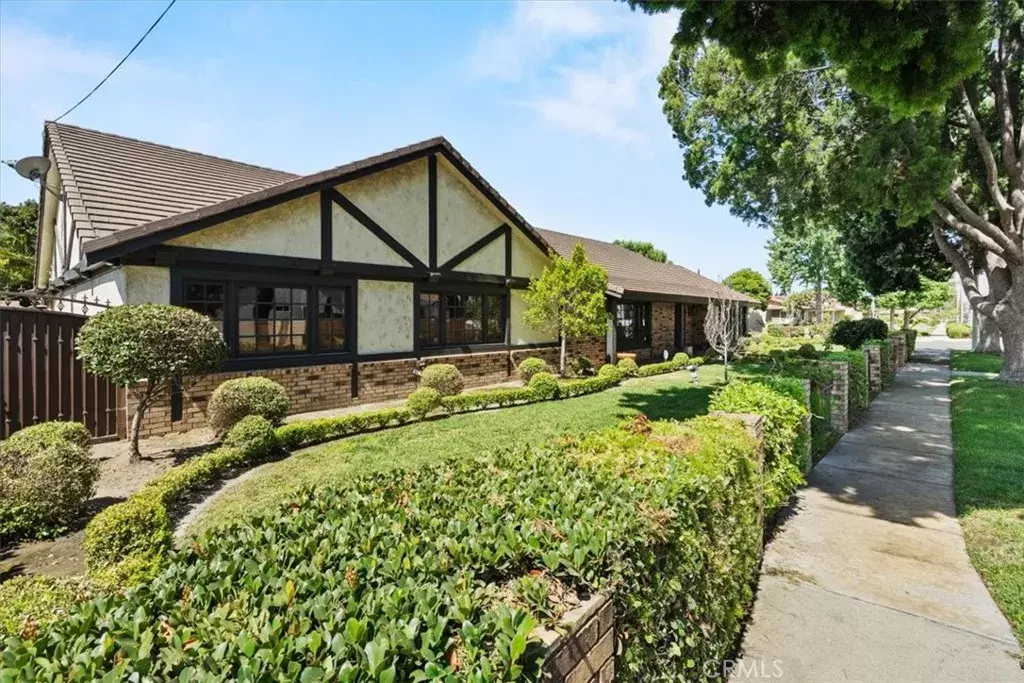 Downey, CA 90241,8560 Cherokee Drive