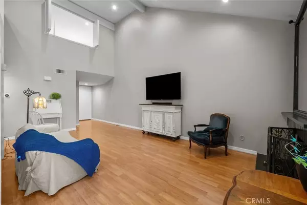 Newhall, CA 91321,24843 Apple Street #B