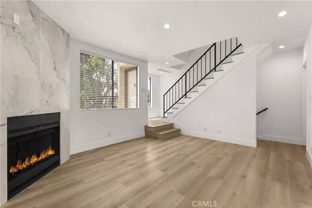Canoga Park, CA 91303,21720 Hart Street #5
