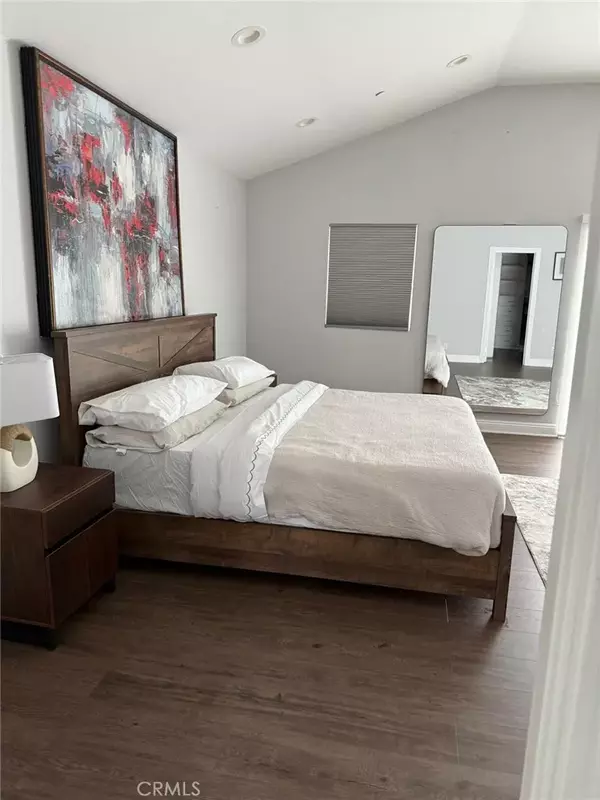 Woodland Hills, CA 91364,22237 Buena Ventura Street #2