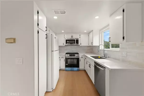 Canyon Country, CA 91351,17847 Beneda Lane #13