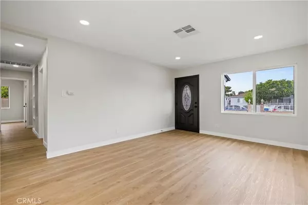 Panorama City, CA 91402,8831 Tyrone Avenue