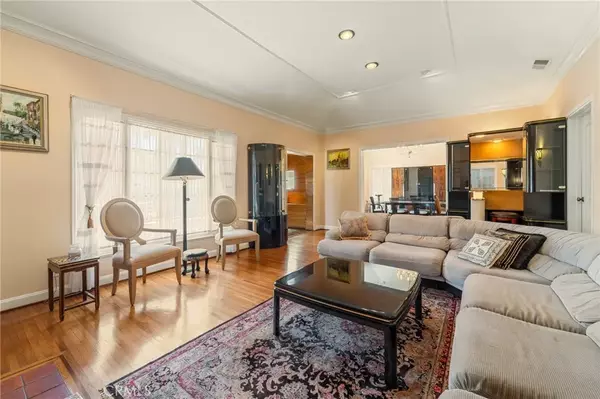 Beverly Hills, CA 90211,233 S Swall Drive