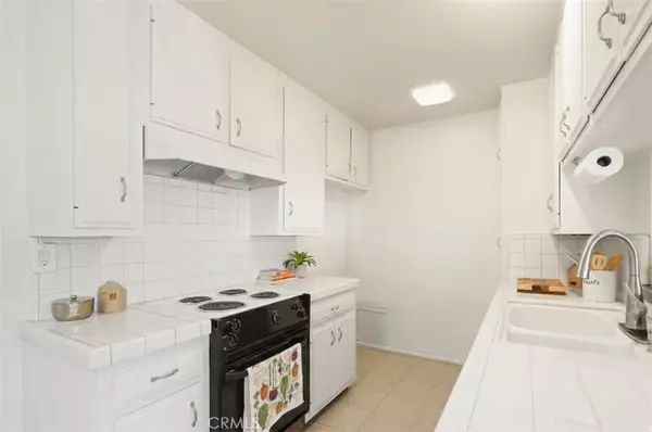 Toluca Lake, CA 91602,10240 Camarillo Street #204