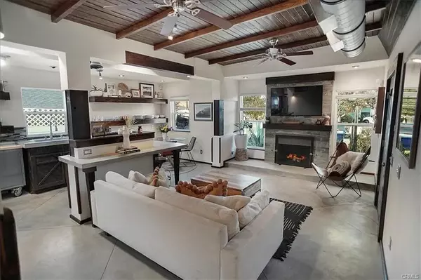 Woodland Hills, CA 91364,21914 Velicata