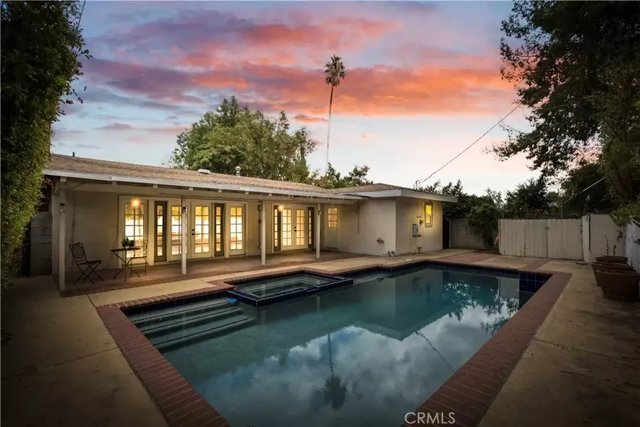 23932 Oxnard Street, Woodland Hills, CA 91367