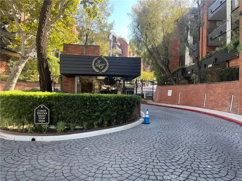 4720 Park Encino Ln #220, Encino, CA 91436