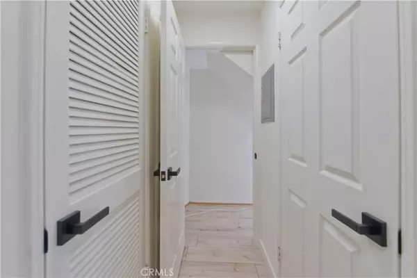 Woodland Hills, CA 91364,22809 Del Valle Street #8