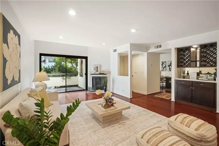 21620 Burbank #22, Woodland Hills, CA 91367