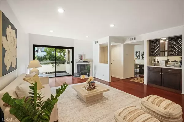 21620 Burbank #22, Woodland Hills, CA 91367