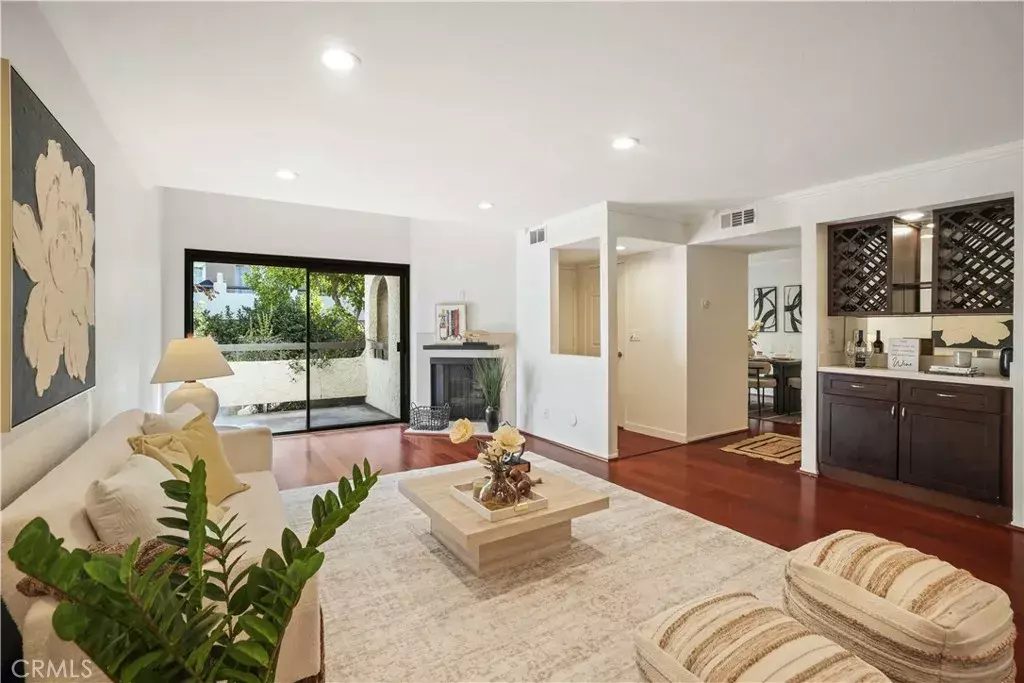 Woodland Hills, CA 91367,21620 Burbank #22