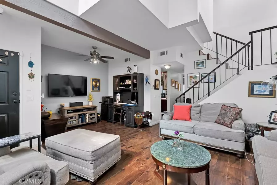 6323 Reseda Boulevard #13, Tarzana, CA 91335