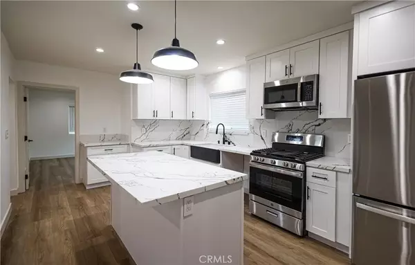 Woodland Hills, CA 91364,22257 Macfarlane Drive